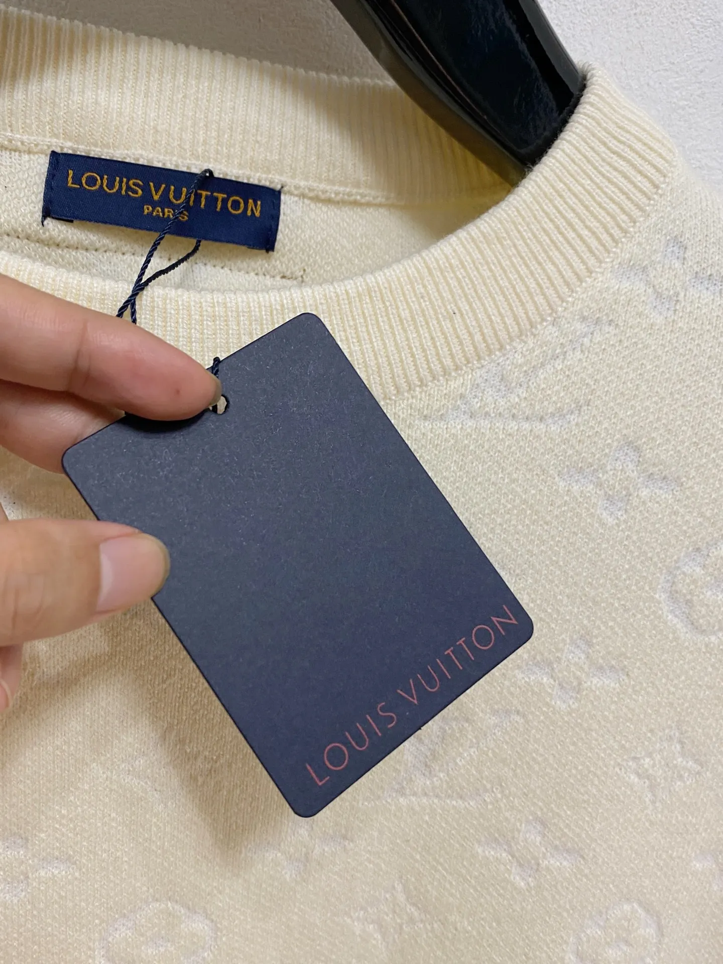 🅿️440 LV 2025 new wool blended round neck long sleeve sweater cardigan bottoming sweater, high-end version! The custom-made fabrics at the counter are highly breathable and comfortable, with impeccable details and brand element design concepts, reflecting high quality. It feels delicate and soft! It presents a casual cut and the upper body shape is great! 🐉Code size: M-3XL